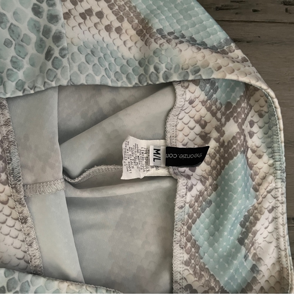 Onzie White Python Leggings Size Large - image 2